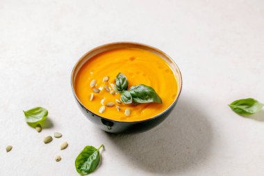 Balkabağı ya da havuç çorbası.