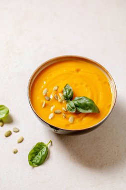 Balkabağı ya da havuç çorbası.