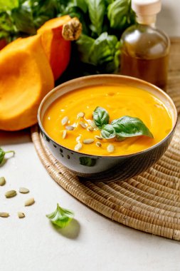 Balkabağı ya da havuç çorbası.