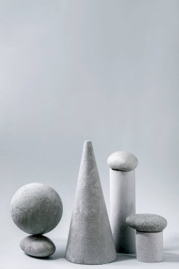 Farklı gri geometrik nesneler ve taşlardan oluşan soyut bir arkaplan. Uzayı kopyala Ürün sunumu için modern konsept.