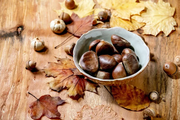 Castanhas Comestíveis Cruas Tigela Cerâmica Folhas Bordo Outono Amarelo Sobre — Fotografia de Stock