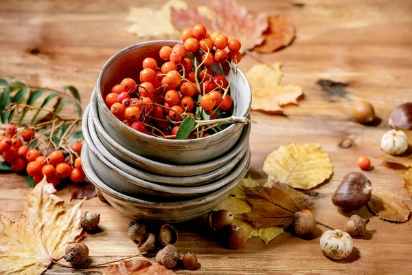 Herbst Herbst Saisonale Komposition Mit Stapel Von Keramikschalen Gelben Ahornblättern — Stockfoto