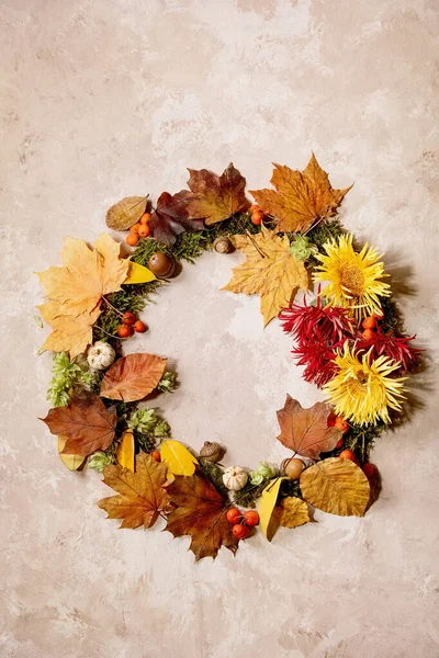 Schöne Herbst Botanische Kranzkomposition Kreative Gestaltung Mit Blumen Moos Und — Stockfoto