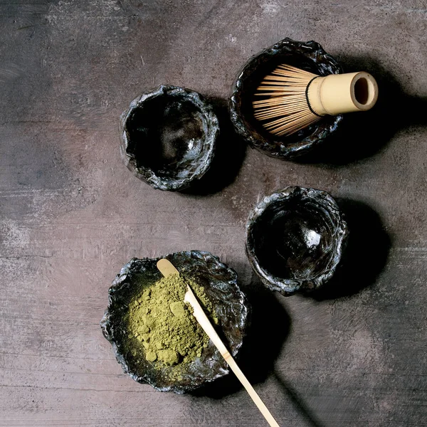 クラフトセラミックボウルに抹茶の緑茶パウダー カップのカップル 濃い質感の背景に竹の泡立て器 — ストック写真