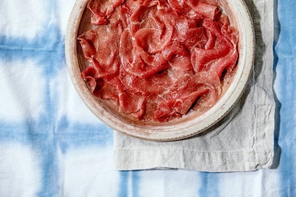 Carpaccio Carne Clássica Placa Cerâmica Sobre Toalha Mesa Branca Azul — Fotografia de Stock