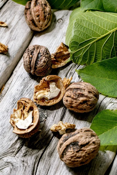 Organické Vlašské Ořechy Celé Polámané Zelenými Listy Ořechového Dřeva Starém — Stock fotografie