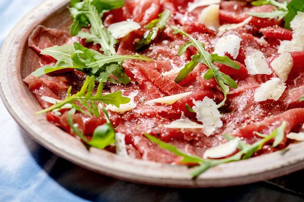 Classic Beef Carpaccio Cheese Arugula Ceramic Plate White Blue Tablecloth — Stock Photo, Image