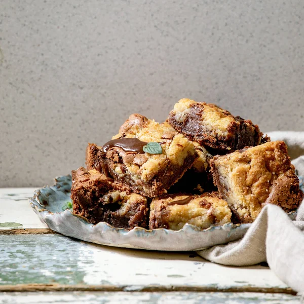 Trend Backen Brookies Schokoladenbrownies Und Kekse Hausgemachten Kuchen Scheiben Geschnitten — Stockfoto