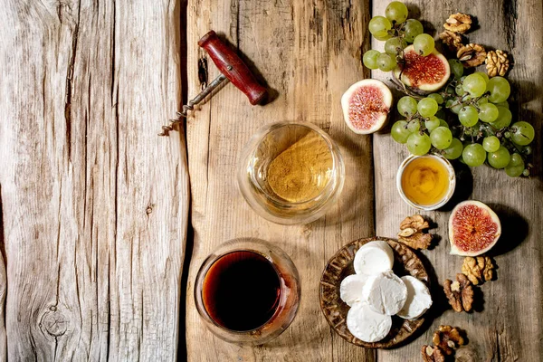 Copos Vinho Tinto Branco Com Uvas Figos Queijo Cabra Nozes — Fotografia de Stock