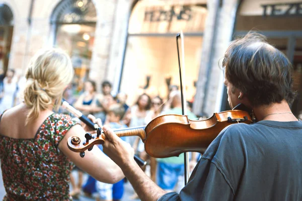 Ferrara Itália Agosto 2012 Artistas Rua Violinistas Durante Busker Festival — Fotografia de Stock