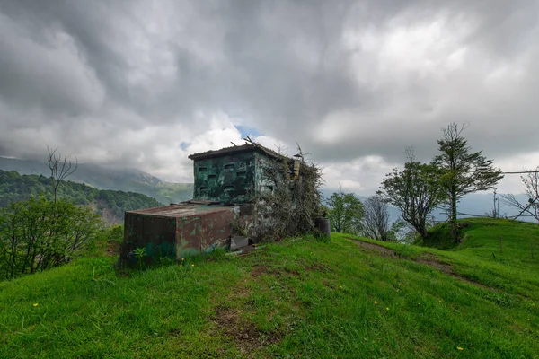 Jaktstuga Avec Couleur Camoufle Sur Les Alpes Italiensk — Stockfoto