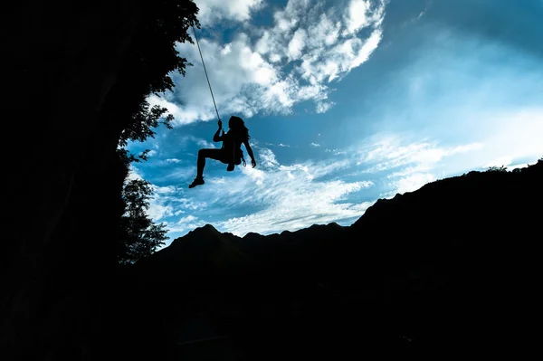 Silhouette Eines Mädchens Das Nach Dem Klettern Vom Seil Fällt — Stockfoto