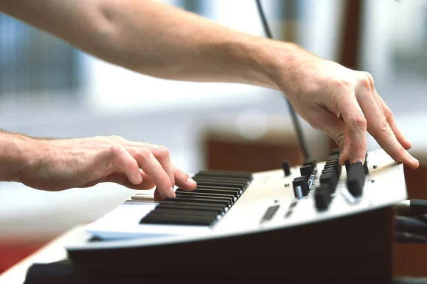 Synthesizer Player Concert Moves Knobs Controls Sound — Stock Photo, Image