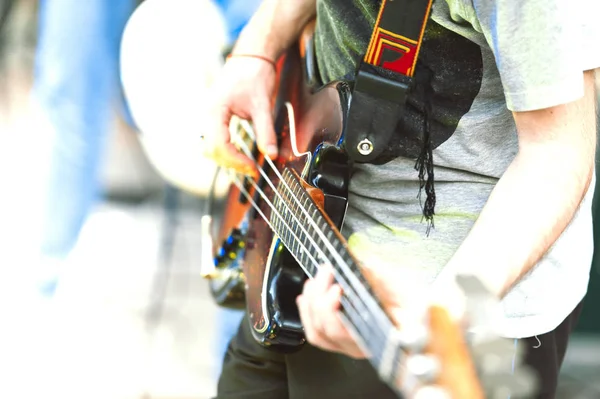Bir Pop Grubunun Gösterisi Sırasında Detayını Bas Gitarist — Stok fotoğraf