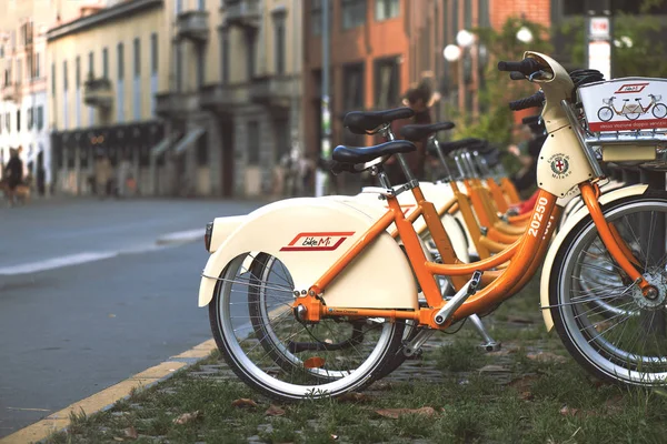 Milan Talya 2018 Bisiklet Milan Paylaşımı Bisikletler Için Toplu Taşıma — Stok fotoğraf