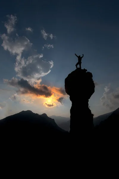 Arrampicatore Gioisce Dopo Aver Conquistato Vetta Con Mani Alto — Foto Stock