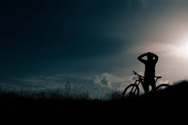 Ποδηλάτης Ebike Στηρίζεται Και Παρατηρεί Πανόραμα — Φωτογραφία Αρχείου