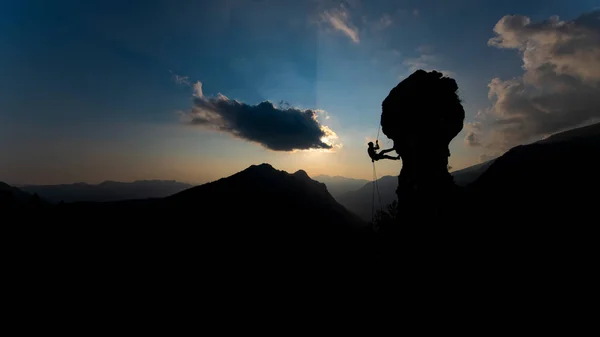 Silhueta Alpinista Descendo Corda Depois Subir Pôr Sol — Fotografia de Stock