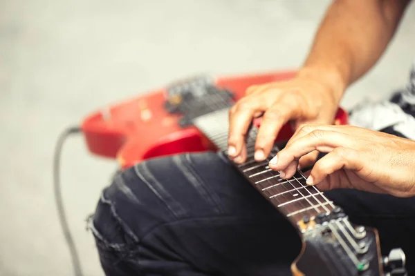 Músico Rua Toca Guitarra Elétrica Com Dedos Slide — Fotografia de Stock