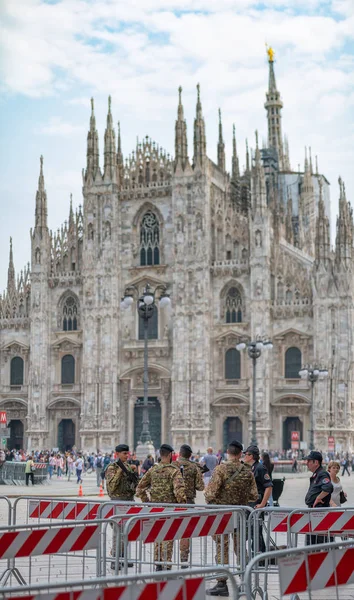 ミラノ イタリア 2018 ミラノのドゥオーモ広場の入り口にイタリア軍 テロ対策制御 — ストック写真