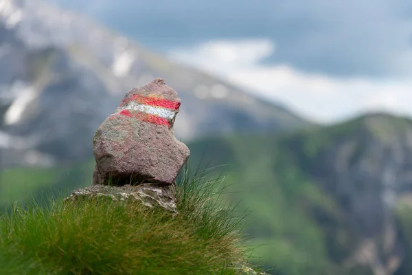 登山道のカラフルな歩道の標識 — ストック写真