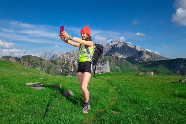 Menina Tira Uma Selfie Enquanto Caminha Nas Montanhas — Fotografia de Stock