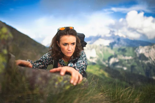 Beautiful Sporty Girl Mountain Pass Vintage Style Photography — Stock Photo, Image