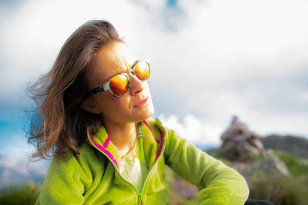 Gözlük Ile Güneşe Bakarak Dağlarda Istirahat Kadın Portresi — Stok fotoğraf