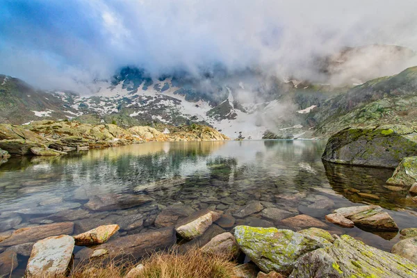 Alpiner See Mit Reflexionen Von Wolken Und Himmel — Stockfoto