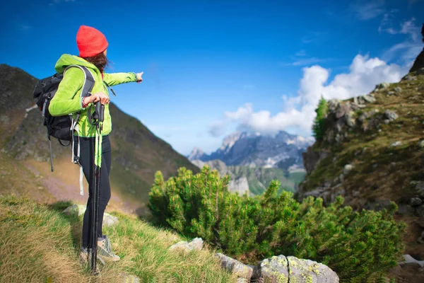 Девушка Время Альпийского Похода Сигнализирует Горный Пик — стоковое фото