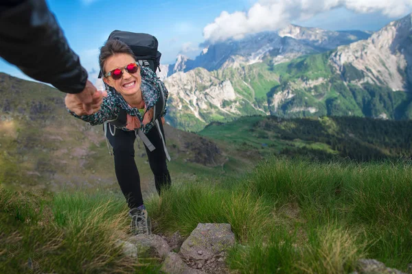 Uma Mão Amiga Ajuda Uma Garota Nas Montanhas Pegando Pela — Fotografia de Stock