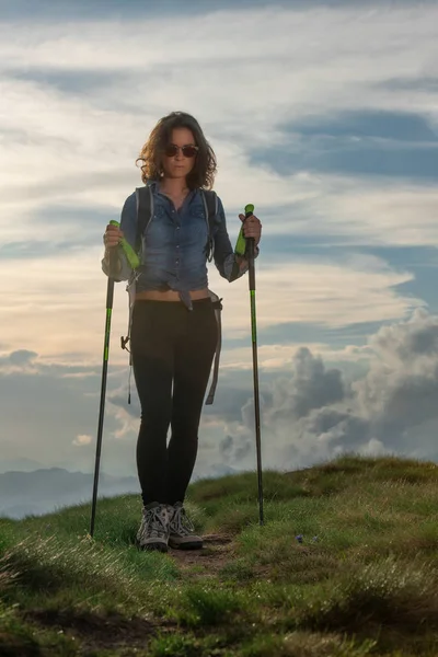 丘陵のハイキング中に極を持つ美しい少女 — ストック写真