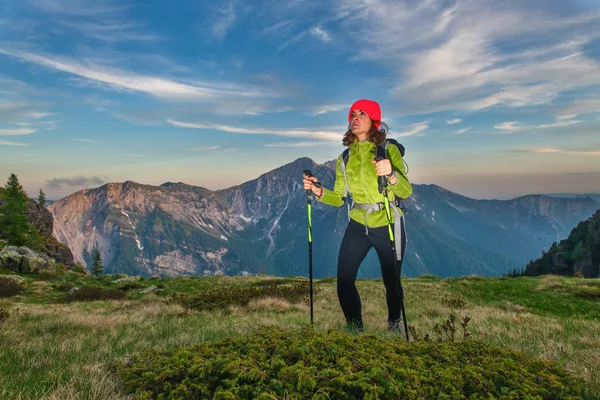 Caminhada Montanha Com Postes Primeira Luz Amanhecer — Fotografia de Stock