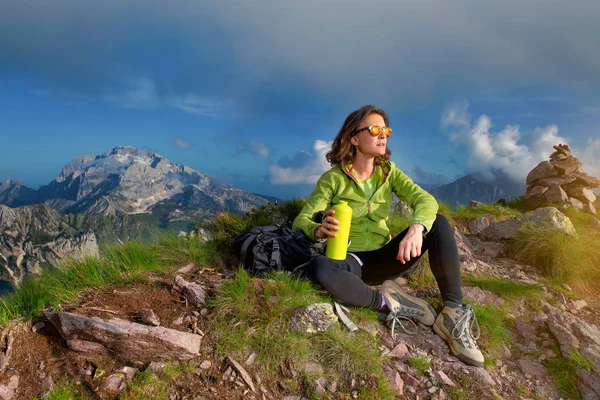 Девушка Отдыхает После Восхождения Вершину Горы Пьет Своего Борразии Наблюдает — стоковое фото