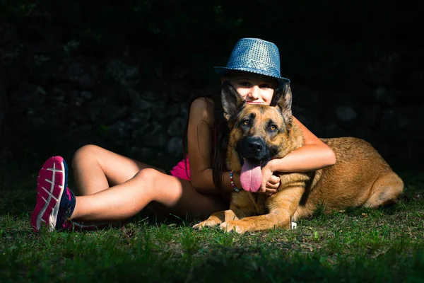 Schäferhund Mit Seinem Unzertrennlichen Frauchen Dem Kleinen Mädchen — Stockfoto
