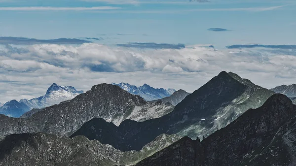 影と光のゲームの山脈のパノラマ — ストック写真