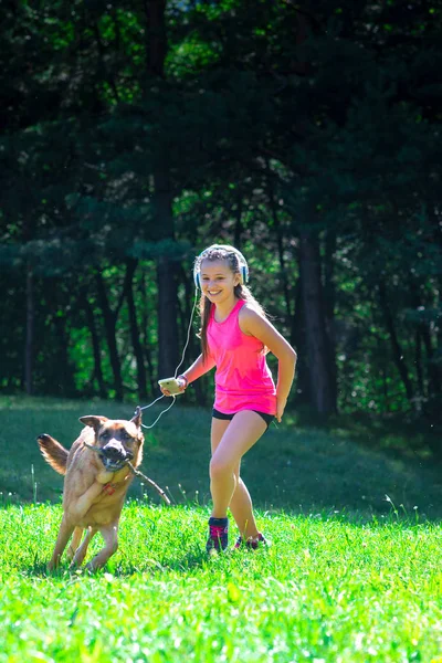 Kleines Mädchen Spielt Mit Ihrem Schäferhund Auf Der Wiese — Stockfoto