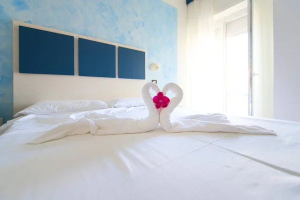 Kalp Bir Tatil Otel Odasında Yatakta Öpüşme Kuğu Hazırlanan Mendil — Stok fotoğraf