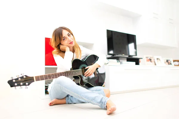 Mulher Bonita Casa Sentada Chão Com Sua Guitarra Canhota — Fotografia de Stock