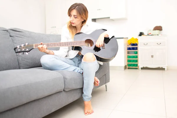 Mulher Bonita Toca Guitarra Sofá Casa Depois Trabalho Escritório — Fotografia de Stock