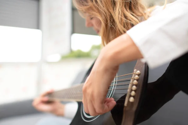 Mulher Toca Guitarra Canhota Casa Depois Trabalho Escritório — Fotografia de Stock