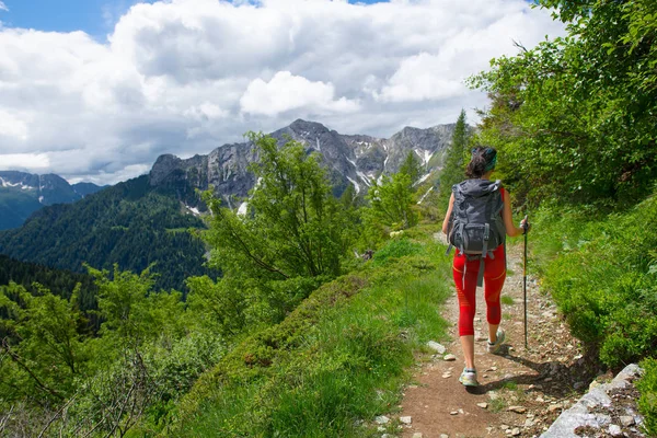 Menina Com Uma Mochila Postes Durante Uma Caminhada Alpina Sozinha — Fotografia de Stock