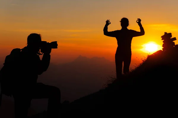 Fotógrafo Montaña Una Chica Con Posición Yoga Puesta Sol Siluetas — Foto de Stock