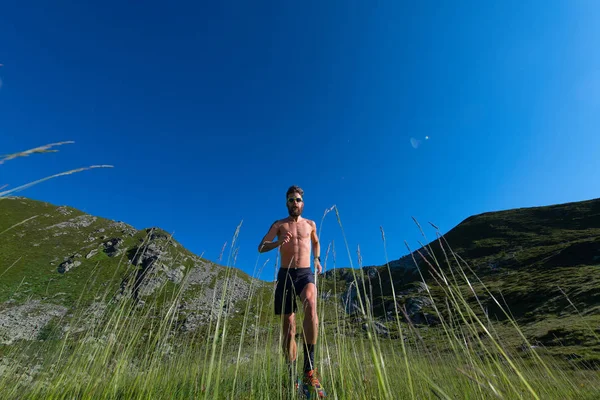 Hoge Berg Gras Met Loper Man Opleiding — Stockfoto