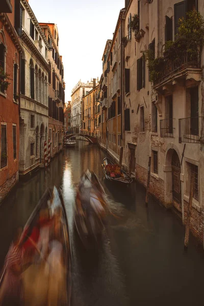 Góndolas Los Estrechos Canales Venecia Movimiento Deliberadamente Movido — Foto de Stock