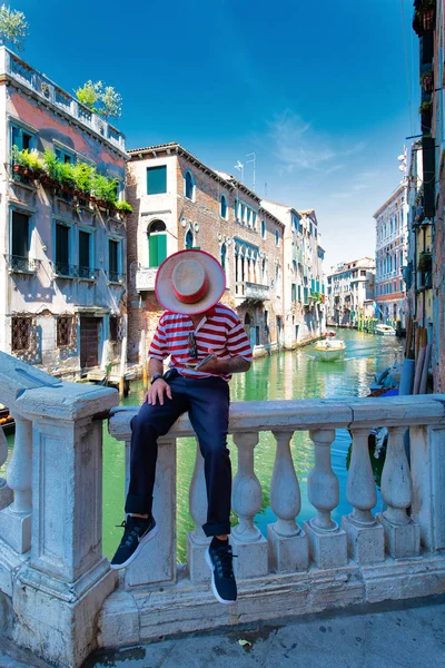 Venice Italy August 2018 Venice Gondolier Sitting Bridge Waits Customers — Stock Photo, Image