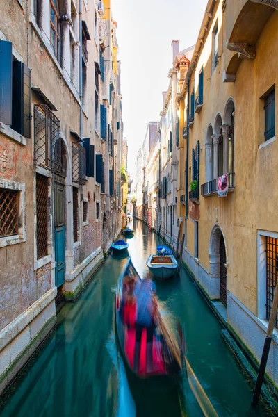 Efecto Borroso Para Gondolero Con Turistas Canal Venecia — Foto de Stock