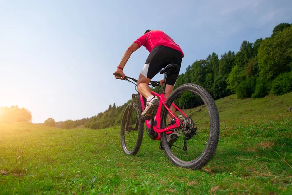 Ciclista Homem Sobe Prado Com Bicicleta Montanha — Fotografia de Stock