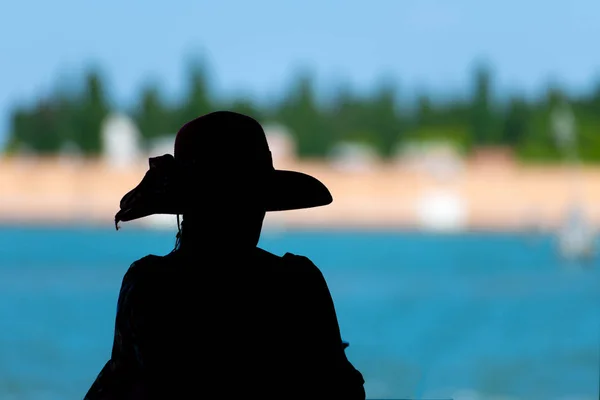 Silhouette Eines Touristen Mit Sonnenhut Blickt Auf Die Venezianische Lagune — Stockfoto