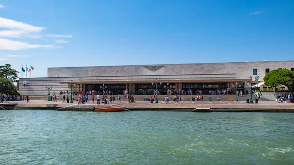 Venice Italië Augustus 2018 Santa Lucia Station Met Toeristen Vertrekken — Stockfoto